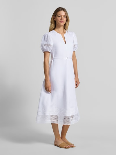 Frauenmodel trägt A-Linie Freizeitkleid aus Lyocell-Leinen-Mix Modell 'DORALIA' von BOSS, weiß, unifarben, Midi, V-Ausschnitt, kurzarm mit elastischem Abschluss, Flammgarn-Textur, Ganzkörperansicht von vorne.
