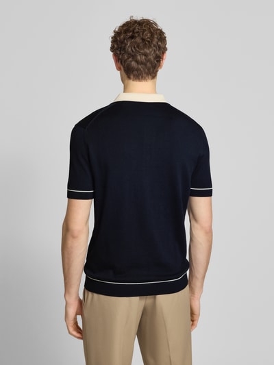 Männermodel trägt Slim Fit Poloshirt mit Logo-Stitching von Gant, dunkelblau, Kurzarm, Baumwoll-Modal-Mix, Rückenlänge 69 cm, Ganzkörperansicht Rückansicht.