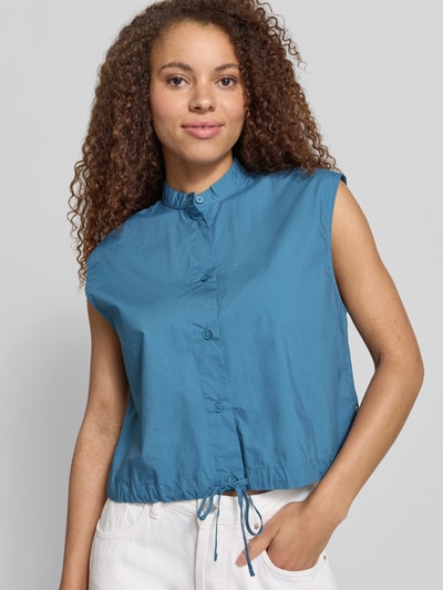 Frauenmodel trägt Relaxed Fit Bluse aus reiner Baumwolle von Marc O'Polo Denim in Optik: Unifarben, Ganzkörperansicht von vorne.
