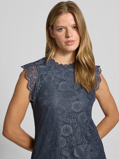 Vrouwenmodel draagt Regular fit blusentop met all-over motief model 'OLLINE' van PIECES, Dames, donkerblauw, textuurmix, Nahaufnahme Oberkörper.