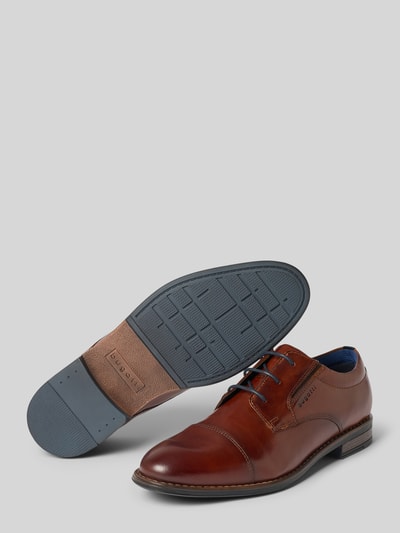 Produktfoto, braune Schnürschuhe aus echtem Leder Modell 'Amros' von bugatti, schmale Passform, glatte Sohle, sichtbares Logo-Detail