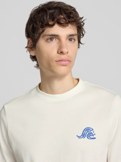 Männermodel trägt Herren T-Shirt mit Motiv-Print Modell 'SUN ISLAND' von Blend in Offwhite, Reine Baumwolle, Regular-Fit, Nahaufnahme Oberkörper.