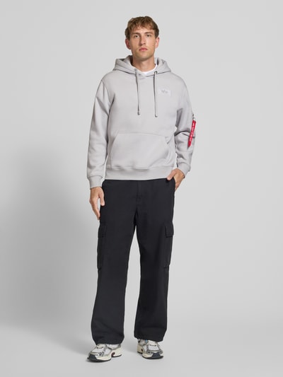 Alpha Industries Hoodie mit Känguru-Tasche Hellgrau 1