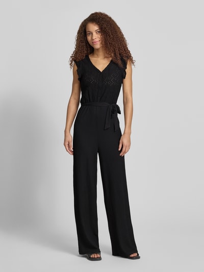 Kobiece model prezentuje Regular Fit Jumpsuit mit Lochstickerei Modell 'LELISA' od Only, jednokolorowy, krój regular fit, pasek, haft angielski, dekolt w serek, listwa guzikowa, krótkie rękawy, widok całej sylwetki z przodu.