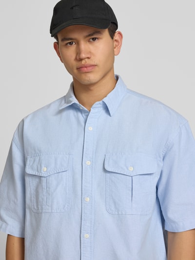 Männermodel trägt Loose Fit Freizeithemd aus reiner Baumwolle Modell 'PACIFICA' von Levi's®, Optik: Unifarben, Nahaufnahme Oberkörper.