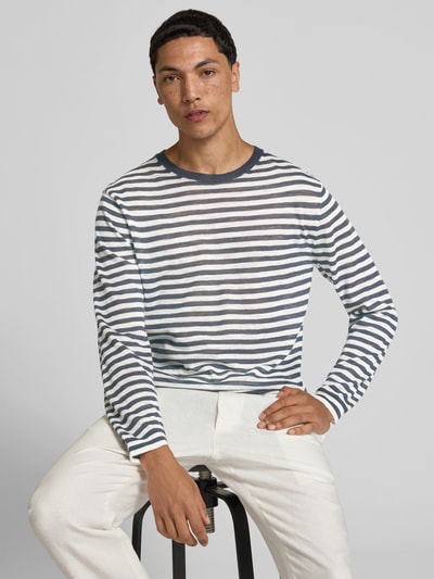 Männermodel trägt Longsleeve aus Leinen-Mix von Closed, Regular-Fit, Rundhalsausschnitt, Strick-Optik, weiß-blau gestreift, Ganzkörperansicht von vorne.