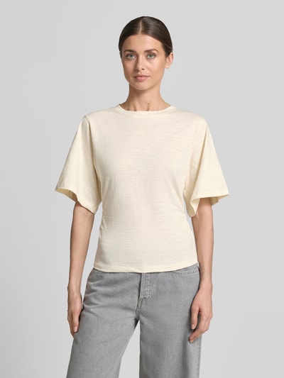 Frauenmodel trägt T-Shirt mit 1/2-Arm und Raffungen von Jake*s Casual in Creme, reine Baumwolle, körpernahe Passform, Ganzkörperansicht von vorne