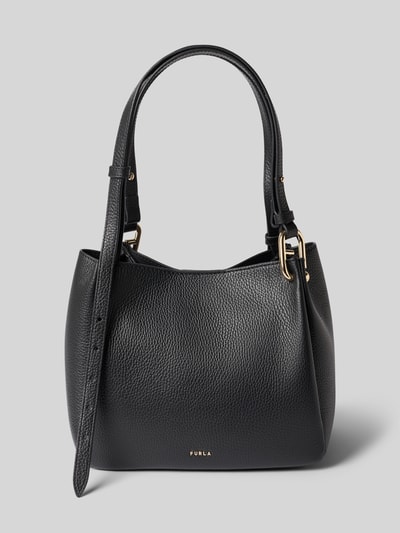 Productfoto, Handtasche aus echt leer met logodetail Model 'Nuvola' van FURLA, hoofvak met magneetsluiting, verstelbare schouderband, binnenvak met ritssluiting, breedte maat 1: 22 cm, lengte maat 1: 23 cm, diepte maat 1: 17 cm, bandlengte maat 1: 78 cm, zwarte kleur, gestructureerde textuur