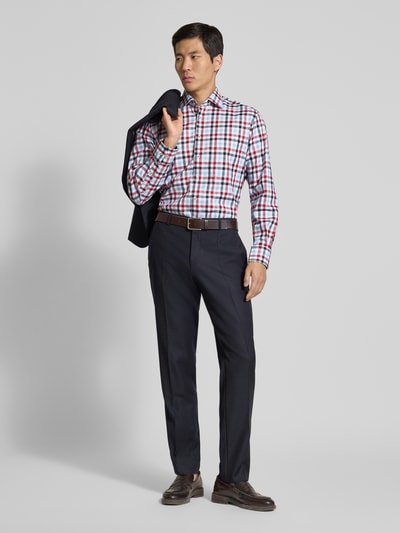 Männermodel trägt Regular Fit Business-Hemd mit Kentkragen von ETERNA, Karo-Muster in Rot, Blau, Weiß, Reine Baumwolle, Ganzkörperansicht von vorne. Rückenlänge bei Größe 40 80 cm, Schulterbreite 48 cm, Ärmellänge 64 cm, durchgängige Knopfleiste, Langärmelig, Sportmanschetten.