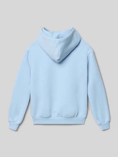 Produktfoto, hellblauer Hoodie mit Logo-Stitching von KARL KANI, Baumwoll-Mix, lockerer Schnitt, Kapuze, Känguru-Tasche vor grauem Hintergrund.