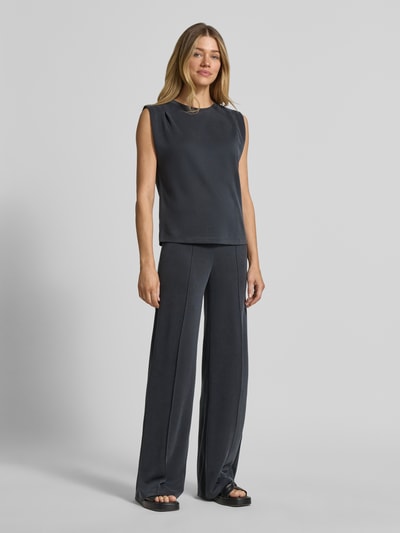Frauenmodel trägt Hose aus Modal-Mix mit Längsnähten von Jake*s Collection in Dunkelgrau, weiter Schnitt, relaxed Fit, elastischer Bund, Ganzkörperansicht von vorne.