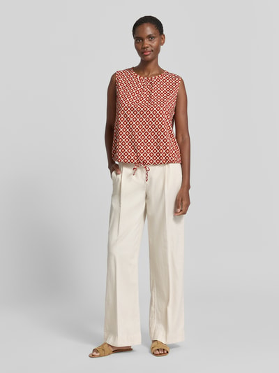 Frauenmodel trägt Regular Fit Top aus reiner Baumwolle von Marc O'Polo, rot-weißes Allover-Muster, Rundhals, Raffung, Ganzkörperansicht von vorne.