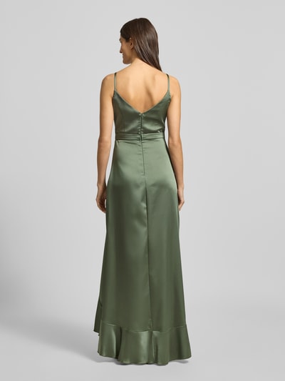 Modelka nosi zielone 'Abendkleid mit Volants' od TROYDEN COLLECTION, jednolity kolor, cienkie ramiączka, krój slim fit, rozkloszowany dół, widoczny suwak, szerokość w rozmiarze 36: 43 cm, długość tyłu: 134 cm, widoczne falbany, matowa tekstura, pełna podszewka, widok całej sylwetki z tyłu.