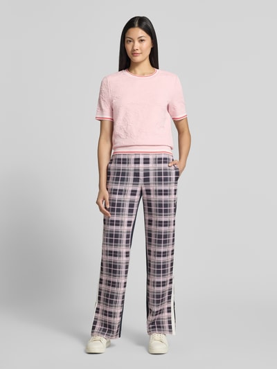Frauenmodel trägt Regular Fit T-Shirt aus Viskose-Mix von Marc Cain, damski t-shirt w mieszanka wiskozy z bawełną, krój regular fit, kwiatowy wzór na całej powierzchni, okrągły dekolt, z krótkim rękawem, długość tyłu w rozmiarze 36: 56 cm, długość rękawów w rozmiarze 36: 25 cm, pastelowe kolory, gładka faktura, widoczne detale wzoru, Ganzkörperansicht von vorne