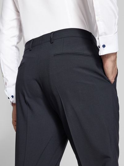 Männermodel trägt Regular Fit Anzughose aus Schurwoll-Mix Modell 'H-LEON-MM-C-NF' von BOSS, unifarben, Detailaufnahme Rückansicht.