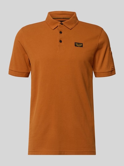 Produktfoto, Slim Fit Poloshirt mit Logo-Patch von PME Legend, bawełniany krój slim fit, kolor ceglastopomarańczowy, krótki rękaw, długość tyłu w rozmiarze M 70 cm, gładka tekstura