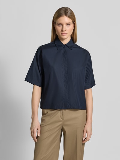 Frauenmodel trägt Oversized Hemdbluse aus reiner Baumwolle Modell 'BIMINA' von BOSS, unifarben dunkelblau, Popeline, Ganzkörperansicht von vorne