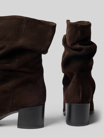 Produktfoto, Stiefel aus echtem Leder von Copenhagen in Dunkelbraun, glatte Sohle, spitze Passform, markante Raffungen, 6 cm Absatz, Schafthöhe 22 cm, Schaftweite 17 cm