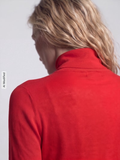 Vrouwenmodel draagt rood shirt met lange mouwen van lyocellmix Slim Fit Langarmshirt aus Lyocell-Mix van Jake*s Casual, detailopname achterkant, KI-modificeerd beeld.
