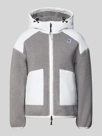 Produktfoto, kurtka z polaru z detalem z logo i zamkiem błyskawicznym dwustronnym 'Fleecejacke mit Label-Detail und Zweiwege-Reißverschluss' von K-WAY, krój regular fit, kaptur z tunelem, długość tyłu w rozmiarze S 62 cm, szerokość ramion 58 cm, szerokość w rozmiarze S 58 cm, długość rękawów 52 cm