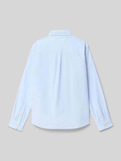 Productfoto, Regular Fit Hemd aus katoenmix van Tommy Hilfiger Teens in effen lichtblauwe look met achterpas, cacharel-plooi, gestikt logo, lange mouw, manchet met één knoop, button-downkraag, doorlopende knoopsluiting, materiaal: katoenmix