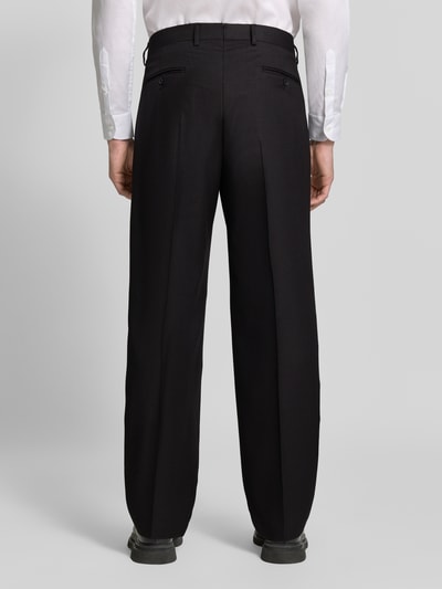 Männermodel trägt Straight Fit Hose mit Viskose-Anteil von Emporio Armani, dunkle Farbe, Strukturmuster, Ganzkörperansicht Rückansicht.