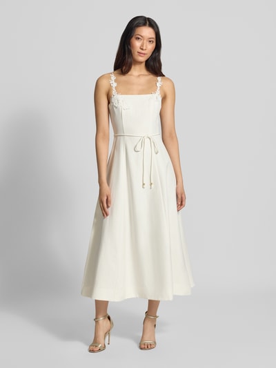 Frauenmodel trägt Cocktailkleid aus Leinen-Viskose-Mix von Forever New, taillierte Passform, schmale Träger mit floralem Zierbesatz, Midilänge, Ganzkörperansicht von vorne.