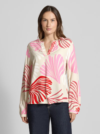 Frauenmodel trägt Regular Fit Langarmbluse aus reiner Viskose von s.Oliver BLACK LABEL mit Allover-Muster in Rot, Rosa und Beige, Nahaufnahme Oberkörper.