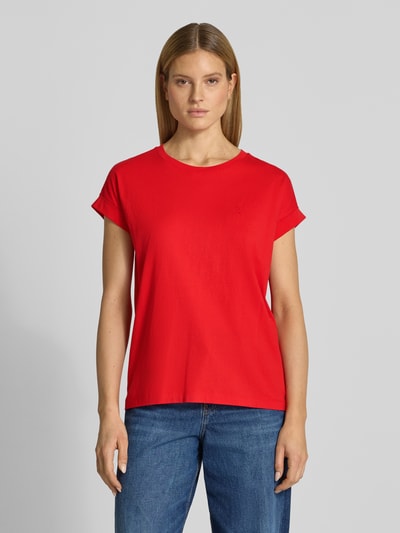 Frauenmodel trägt Loose Fit T-Shirt aus reiner Baumwolle Modell 'IDAARA' von Armedangels in Rot mit Rundhals und Logo-Stitching; Ganzkörperansicht von vorne.