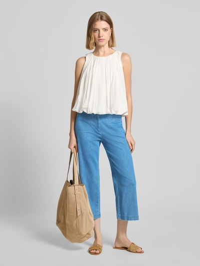 Frauenmodel trägt Regular Fit Culotte aus Baumwoll-Mix von Raphaela By Brax, Optik: Unifarben, Passform: Regular-Fit, Cropped, Leistentaschen, Gesäßtaschen, Verschluss: Knopf und verdeckter Reißverschluss, Farbe: hellblau, Material: Baumwoll-Mix, Ganzkörperansicht von vorne.