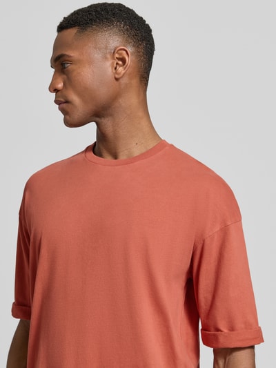 Männermodel trägt T-Shirt mit Rundhalsausschnitt Modell 'NOLIEN 10' von Drykorn, reine Baumwolle, Relaxed Fit, Nahaufnahme Oberkörper