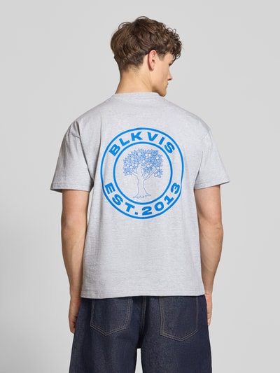 Männermodel trägt T-Shirt mit Logo und Rundhalsausschnitt van BLKVIS, pure katoen, regular fit, logo, ruglengte maat M 70 cm, Ganzkörperansicht Rückansicht.