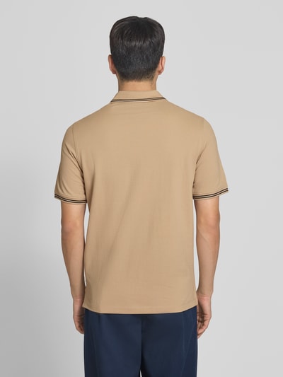 Männermodel trägt Regular Fit Poloshirt mit Logo-Stitching von bugatti in Beige aus Reine Baumwolle, Rückenlänge 71 cm, Ganzkörperansicht Rückansicht.
