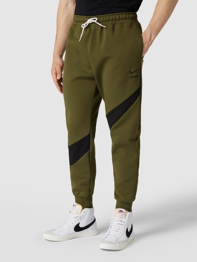 Nike Spodnie dresowe o kroju standard fit ze wstawką z logo Oliwkowy 4