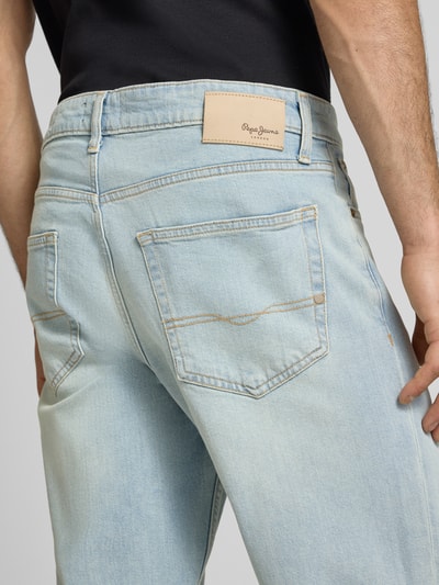 Männermodel trägt Regular Fit Straight Jeans aus Baumwoll-Lyocell-Mix Modell 'CASH' von Pepe Jeans in heller Denim-Optik, Detailaufnahme Rückansicht. Kontext: Herren Straight Jeans mit Label-Patch, Label-Prägung, Gürtelschlaufen, Knopf und verdecktem Reißverschluss, 5-Pocket-Design, Materialverarbeitung Twill.