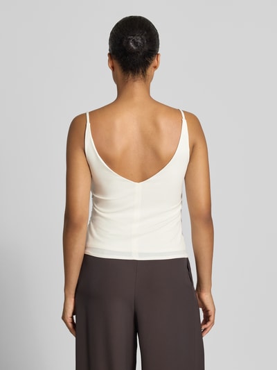 Frauenmodel trägt Regular Fit Top mit Allover-Pailettenbesatz von Swing, cremefarbener Stoff, Spaghettiträger, Rückenansicht, Ganzkörperansicht Rückansicht. Elastischer Material-Mix, V-Ausschnitt, Rückenlänge bei Größe 36: 26 cm.