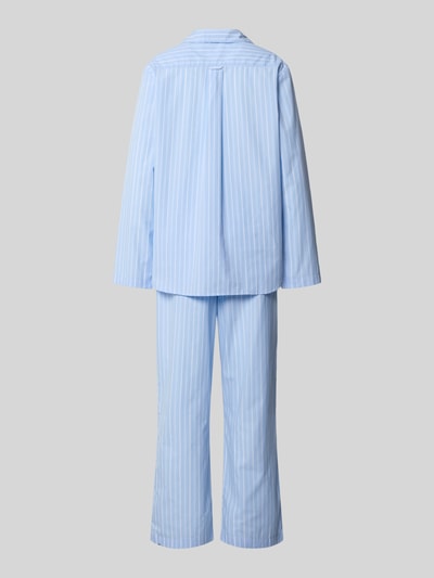 Frauenmodel trägt Comfort Fit Pyjama Set aus reiner Baumwolle Modell 'Classic Long Pyjama Set C' von Seidensticker, hellblau mit weißen Streifen, glatte Struktur, Ganzkörperansicht Rückansicht, Damen PYJAMA SET von Seidensticker.