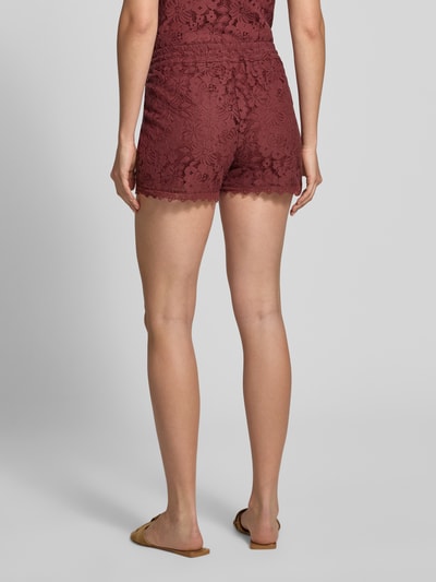 Frauenmodel trägt Regular Fit Sweatshorts mit Spitze Modell 'HONEY' von Vero Moda in Optik: Unifarben, Spitzen-Muster, Baumwoll-Mix, Ganzkörperansicht Rückansicht.