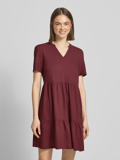 Frauenmodel trägt A-Linie Freizeitkleid aus Viskose-Leinen-Mix Modell 'TIRI-GOA' von Only, Optik: Unifarben, Mini-Länge, V-Ausschnitt, Kurzarm, Materialverarbeitung: Flammgarn, Ganzkörperansicht von vorne.