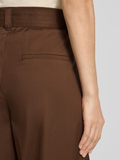 Kobiece model prezentuje spodnie z szerokimi nogawkami Wide Leg Hose mit Gürtel Modell 'Carletta' von MAC, mieszanka bawełny z dodatkiem streczu, gładka faktura, szwy pionowe, pasek, długość wewnętrzna nogawki 75 cm, szerokość w rozmiarze 36: 38 cm, zbliżenie na tył.