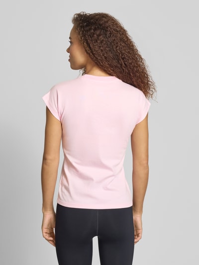 Frauenmodel trägt T-Shirt mit Rundhalsausschnitt von adidas Sportswear in Rosa, reine Baumwolle, taillierte Passform, Label-Detail, Ganzkörperansicht Rückansicht. Rückenlänge 57 cm bei Größe S.