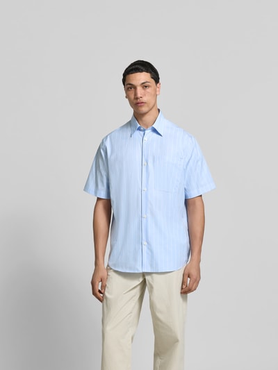 Männermodel trägt Classic Fit Freizeithemd aus Reine Baumwolle von ANNARR in Hellblau mit Durchgehende Knopfleiste und Brusttasche, Kurzärmelig, Ganzkörperansicht von vorne.