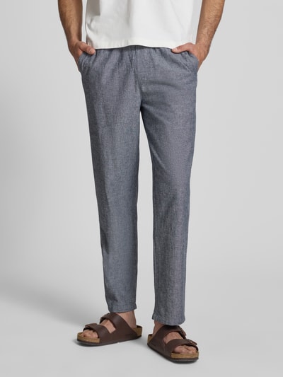 Männermodel trägt Hose aus Baumwoll-Leinen-Mix mit elastischem Bund von Blend, Regular Fit, meliertes Blaugrau, Nahaufnahme Unterkörper, Modell 'ABAN', Bundweite 39 cm, Innenbeinlänge 76 cm.
