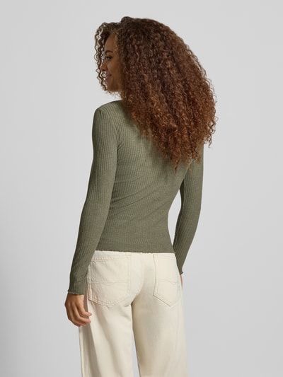 Männermodel trägt Slim Fit Langarmshirt mit Viskose-Anteil Modell 'EMMA' von ONLY in Khaki, gerippte Textur, Damen Langarmshirt von ONLY, Ganzkörperansicht Rückansicht