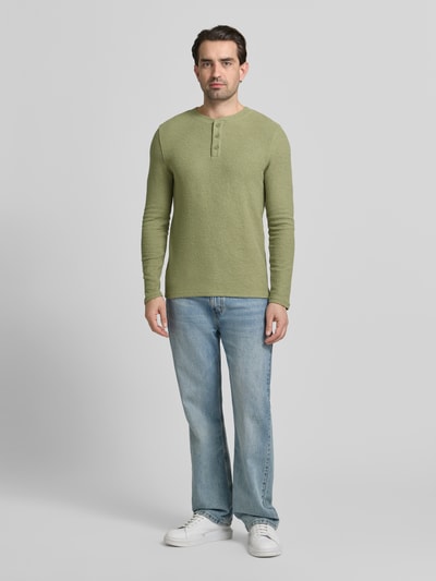 Männermodel trägt Regular Fit Longsleeve mit Knopfleiste von MCNEAL in Hellgrün, Strukturmuster, Rundhalsausschnitt, Ganzkörperansicht von vorne.