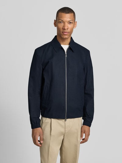 Mannelijk model draagt blouson met kentkraag en ritssluiting van MCNEAL in marine, mix van linnen en katoen, recht model, geheelopname van voren.