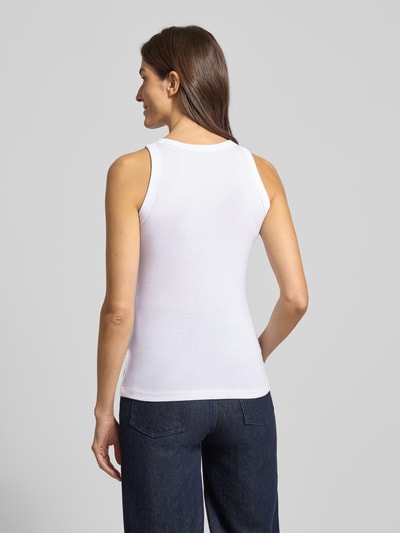 Frauenmodel trägt Shaped Fit Tanktop aus Ripp-Jersey mit Rundhalsausschnitt von Marc O'Polo, Optik: Unifarben, Material: reine Baumwolle, breite Träger, Ganzkörperansicht Rückansicht.