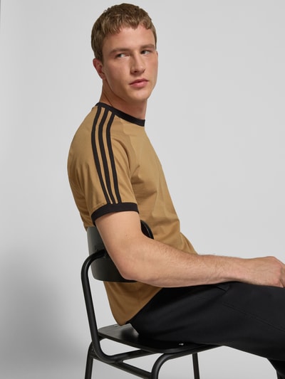 adidas Originals T-shirt z wyhaftowanym logo i okrągłym dekoltem Średniobrązowy 3