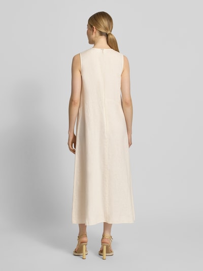 Frauenmodel trägt Relaxed Fit Midikleid aus reinen Leinen von Jake*s Collection, cremefarben, ärmelloses Design, Ganzkörperansicht Rückansicht. Rückenlänge 126 cm, Brustweite 47 cm, Rundhalsausschnitt, texturierte Leinenoberfläche.