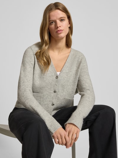 Frauenmodel trägt Oversized Strickjacke mit Woll-Anteil Modell 'RENE' von Only, Optik: Unifarben, Nahaufnahme Oberkörper.